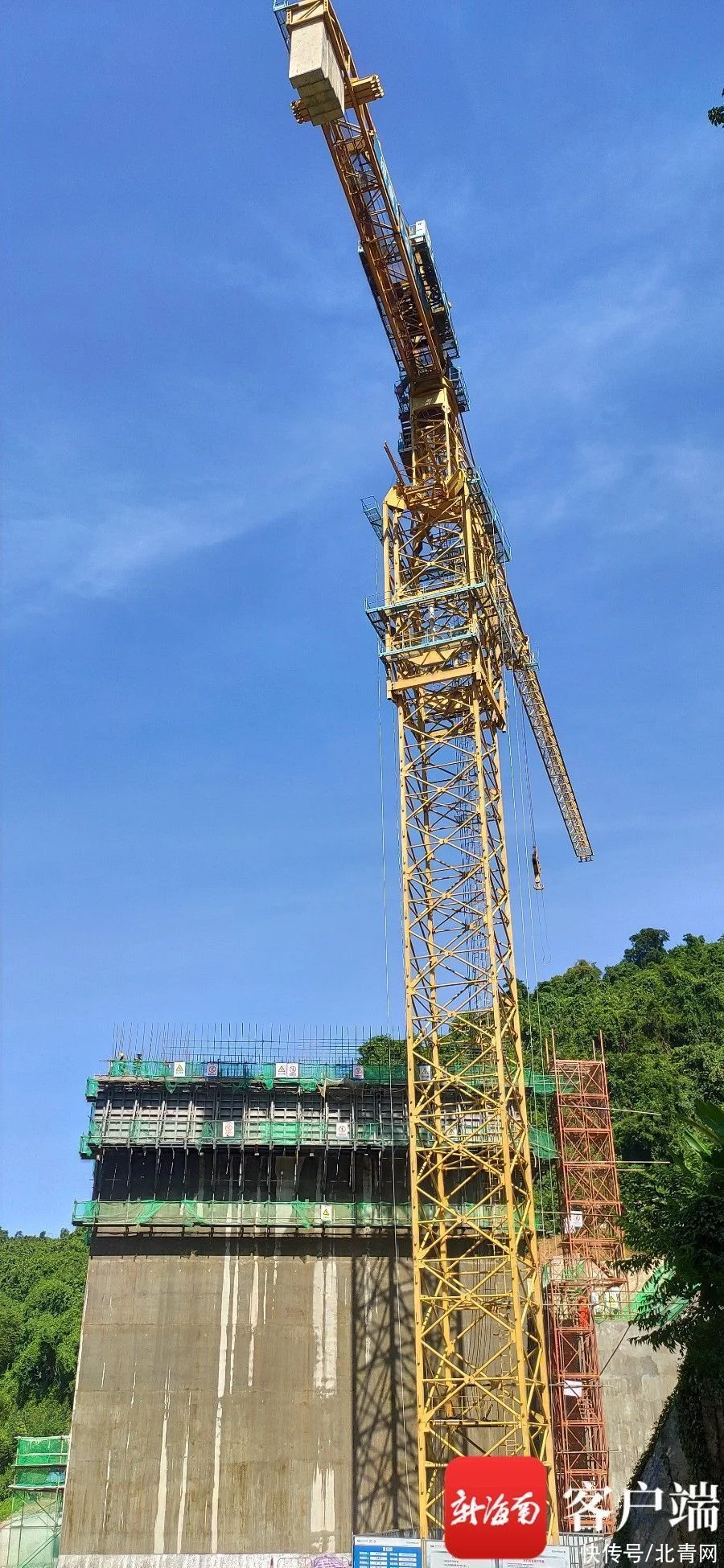 迈湾水利枢纽工程左岸灌区渠首进水塔进展迅速交通桥承台基础开仓浇筑(图1)