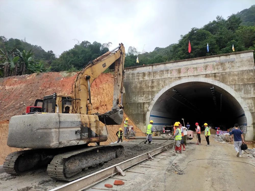 广宁水声岭隧道工程进入最后一道施工工序(图1)