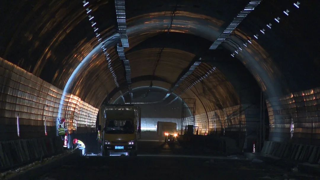 广宁水声岭隧道工程进入最后一道施工工序(图4)