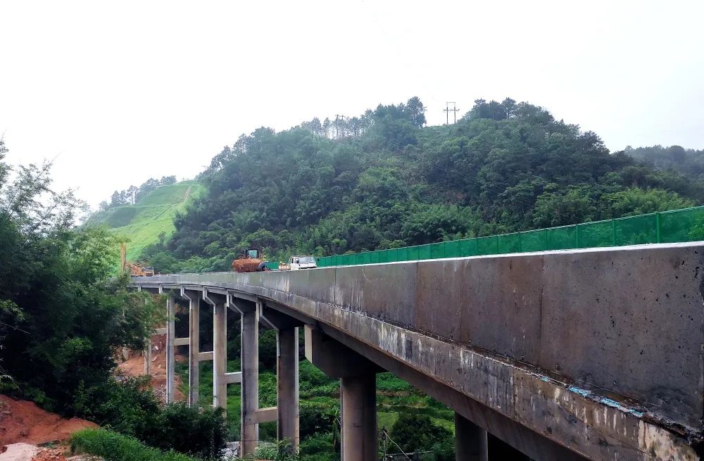 广宁水声岭隧道工程进入最后一道施工工序(图11)