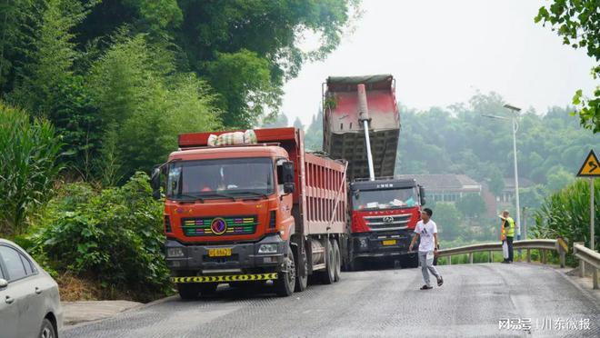 国道318线广安区段路面大中修工程启动施工(图2) 国道318线广安区段路面大中修工程启动施工(图2)