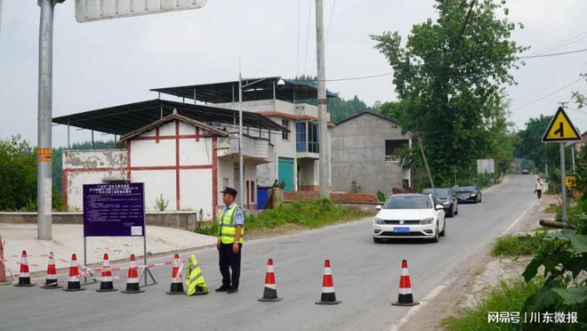 国道318线广安区段路面大中修工程启动施工(图1) 国道318线广安区段路面大中修工程启动施工(图1)