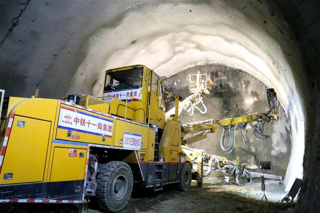 郑渝高铁建设者:国内最先进设备加持,攻克5506米高风险隧道工程难关(图3) 郑渝高铁建设者:国内最先进设备加持,攻克5506米高风险隧道工程难关(图3)