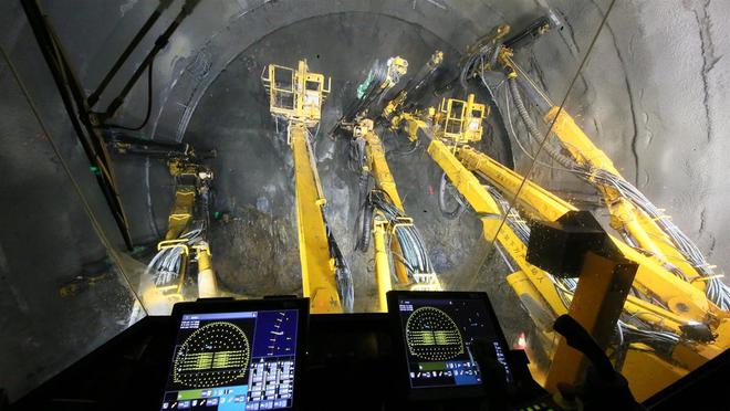 郑渝高铁建设者:国内最先进设备加持,攻克5506米高风险隧道工程难关(图1) 郑渝高铁建设者:国内最先进设备加持,攻克5506米高风险隧道工程难关(图1)