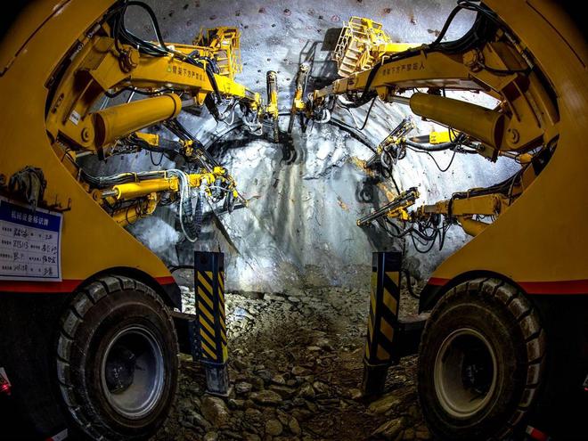 郑渝高铁建设者:国内最先进设备加持,攻克5506米高风险隧道工程难关(图4) 郑渝高铁建设者:国内最先进设备加持,攻克5506米高风险隧道工程难关(图4)