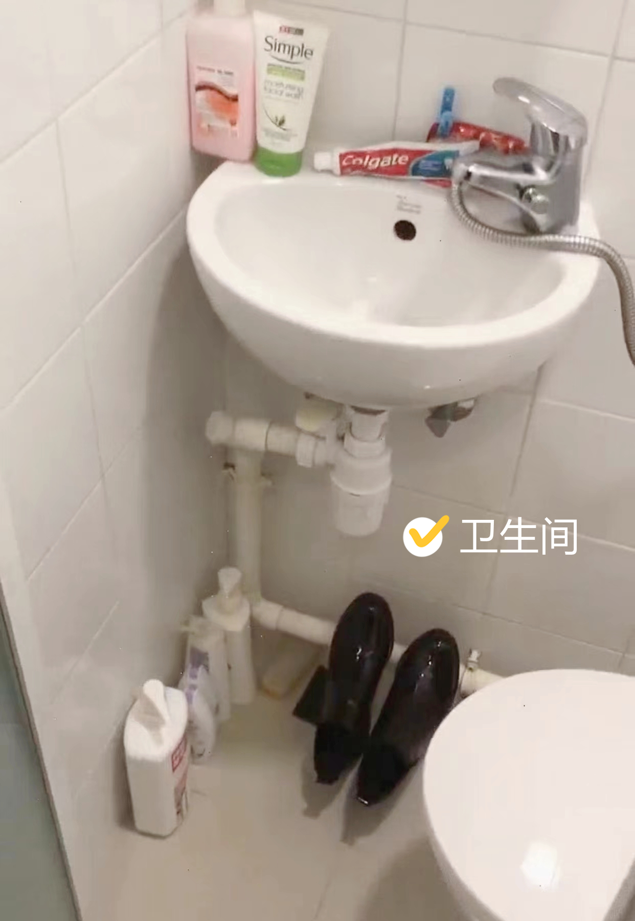 香港菲佣的房子，只有3㎡，睡在洗衣机上，却有空调和独立卫生间(图8)