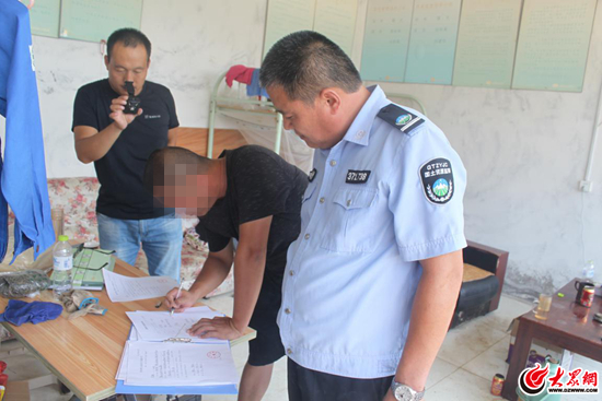 日照山海天国土分局向非法洗砂亮剑查处一起洗砂厂(图1)