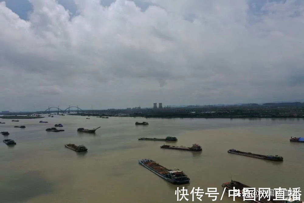 触目惊心！黄泥水竟从洗砂船直排河道(图2)