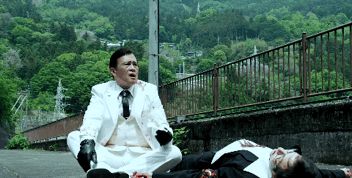 假面骑士利维斯40话一辉封神，牛岛爹挡刀阵亡，赤石英雄即将洗白(图8)