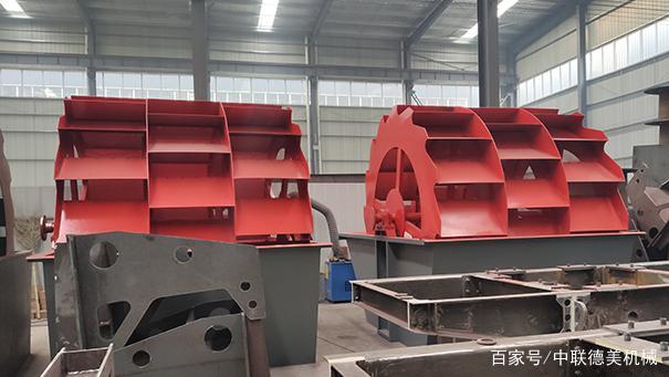 精致的砂石骨料生产线上，为什么用户都会选择轮式洗砂机？(图1)