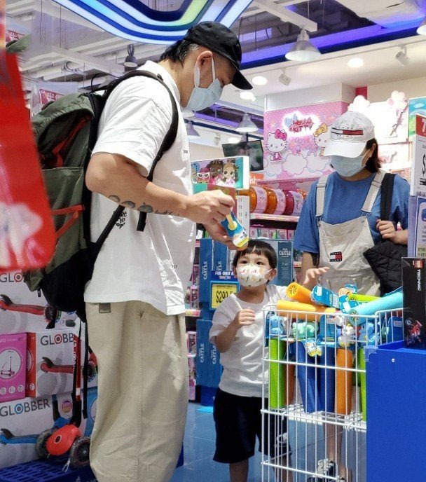 世纪渣男洗心革面转幕后，未实现承诺愧对儿子，心疼老婆有意结扎(图4)