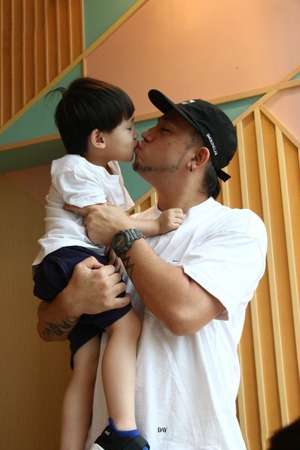 世纪渣男洗心革面转幕后，未实现承诺愧对儿子，心疼老婆有意结扎(图5)