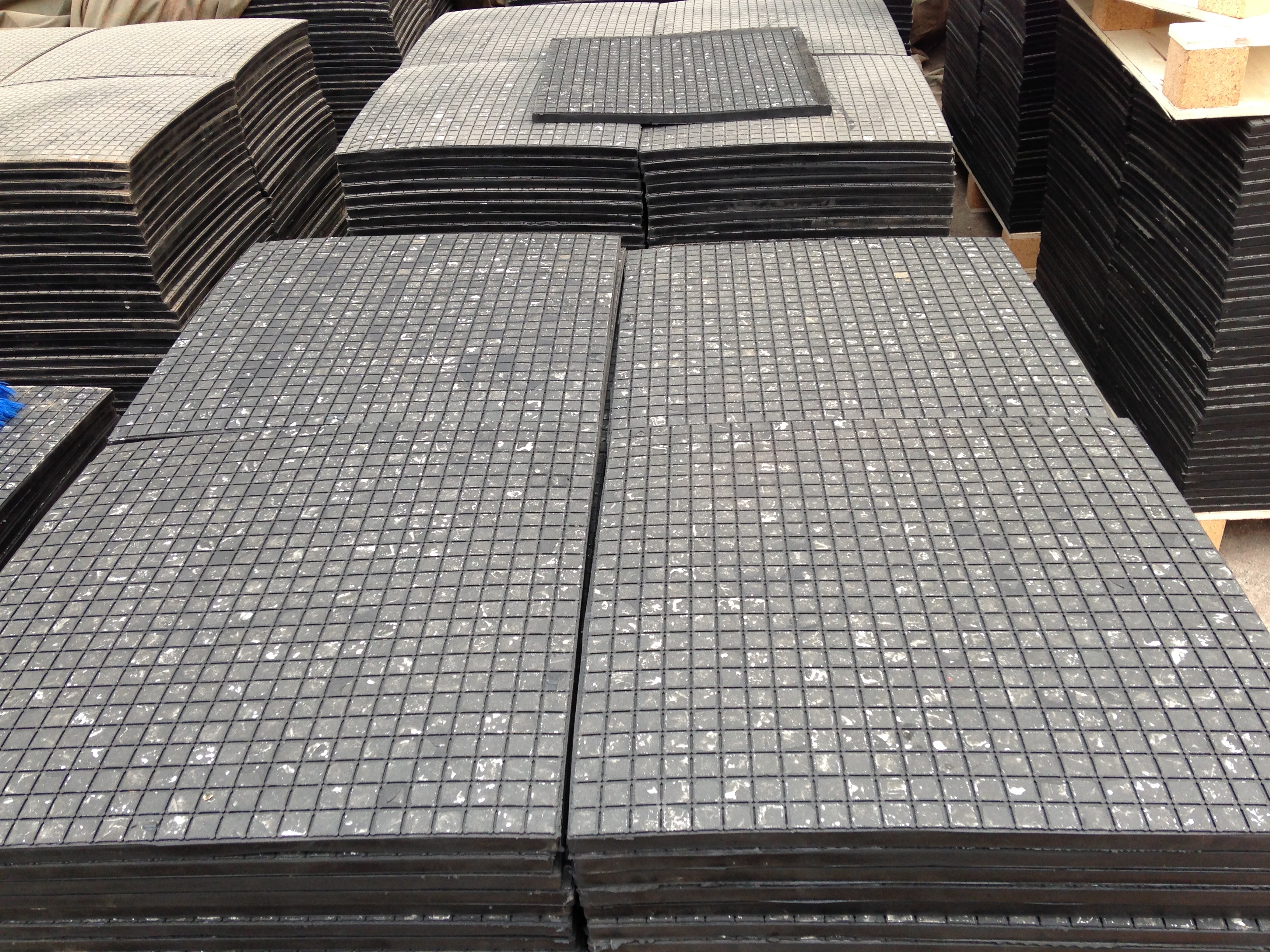 耐磨陶瓷复合衬板在烧结圆筒混料机应用优势(图1)