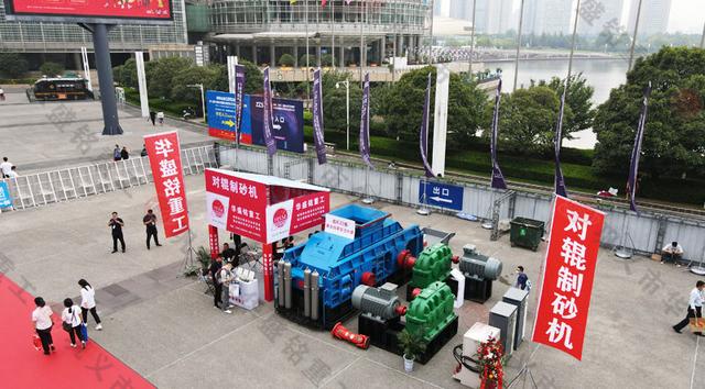 花岗岩制砂机，石料石头破碎制砂机，辊式制砂机型号参数(图1)