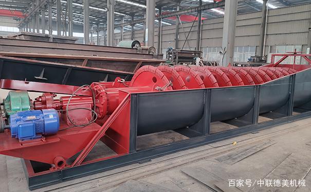 每小时清洗200吨沙子的螺旋洗砂机多少钱？它有什么结构特征？(图1)