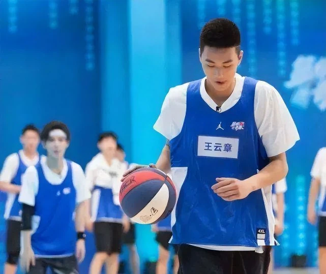 中国男篮国手被女友开撕：离队就去洗浴中心过夜，不道歉全抖出来(图1)