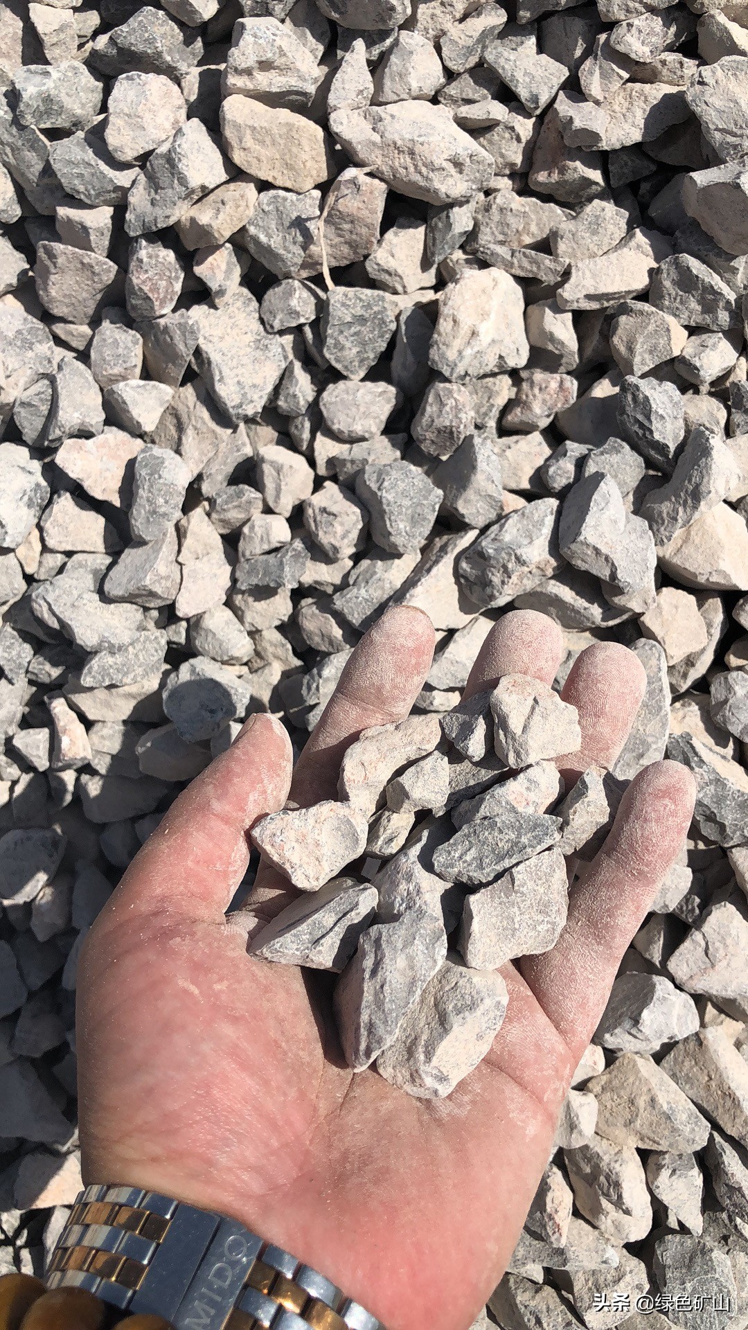 硬质岩破碎很发愁？从原料到成品，看花岗岩的破碎制砂生产线配置(图5)