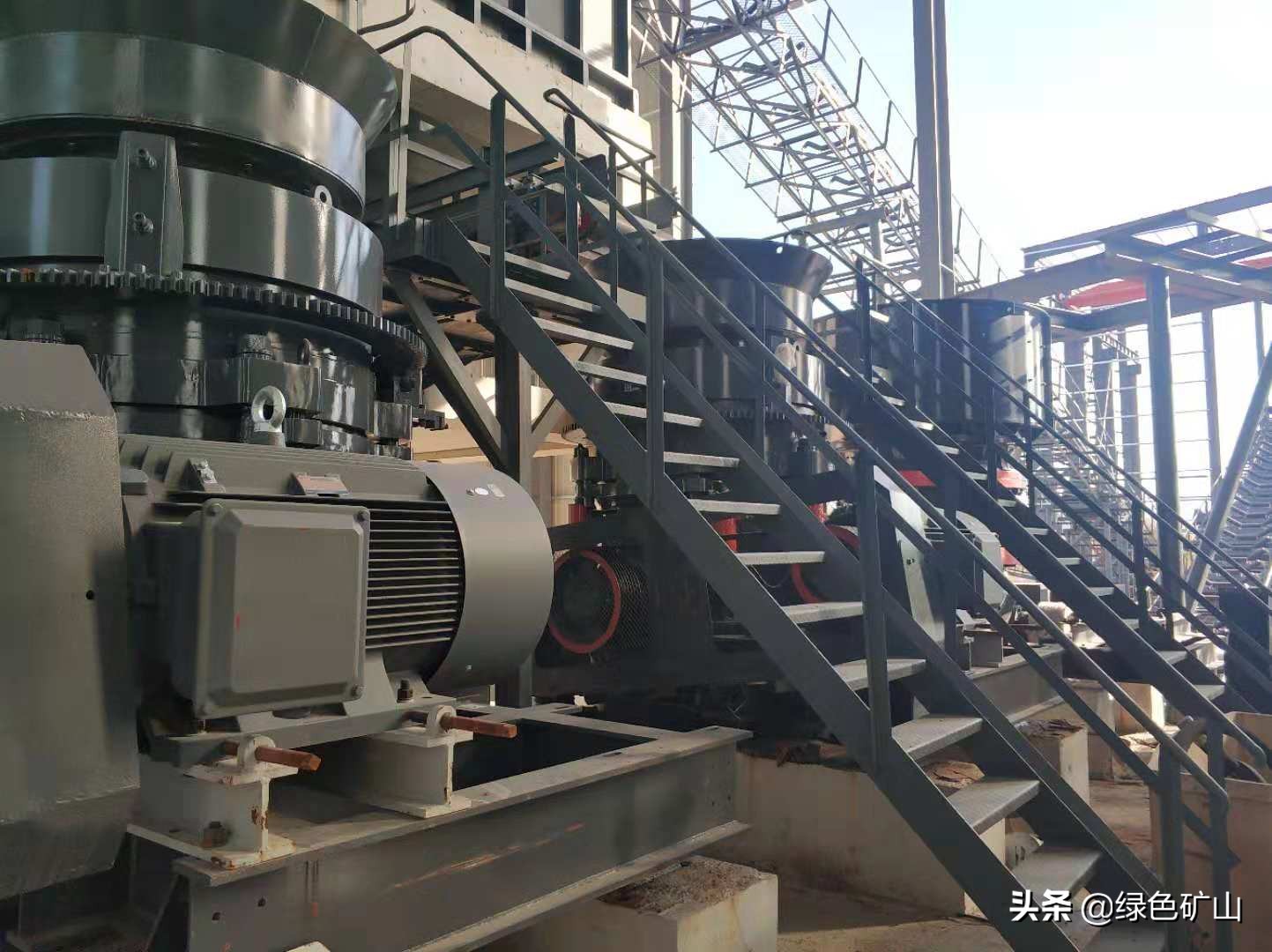 硬质岩破碎很发愁？从原料到成品，看花岗岩的破碎制砂生产线配置(图9)