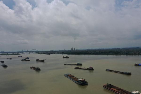 触目惊心！屡禁不绝？黄泥水竟从洗砂船直排河道(图1)