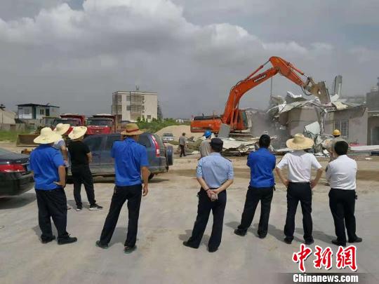 福建晋江开展违规采砂专项整治清退十余家非法堆洗砂场(图1)