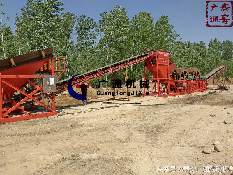 张总来厂购买河卵石制砂机还带来两箱好酒，这是怎么回事呢(图1)