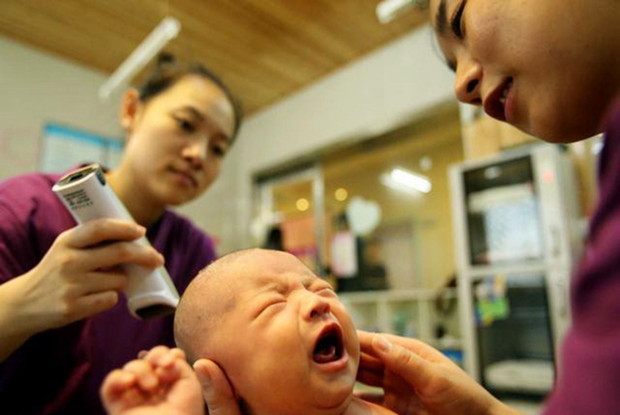 要不要给新生儿洗胎脂、剃胎毛？别纠结，正确护理方法教给你(图1)