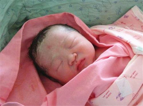 要不要给新生儿洗胎脂、剃胎毛？别纠结，正确护理方法教给你(图3)