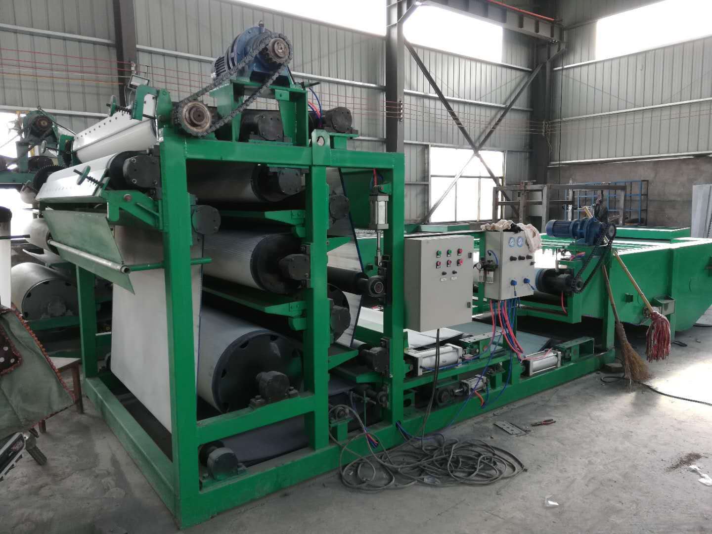 分析制砂洗砂生产线中的带式压滤机的缺点与优点(图2) 分析制砂洗砂生产线中的带式压滤机的缺点与优点(图2)