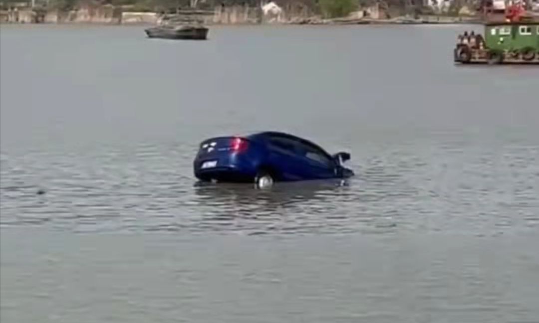 车辆冲入太湖即将沉没，挖掘机司机用铲斗托住，敲窗救出一家3口(图1)