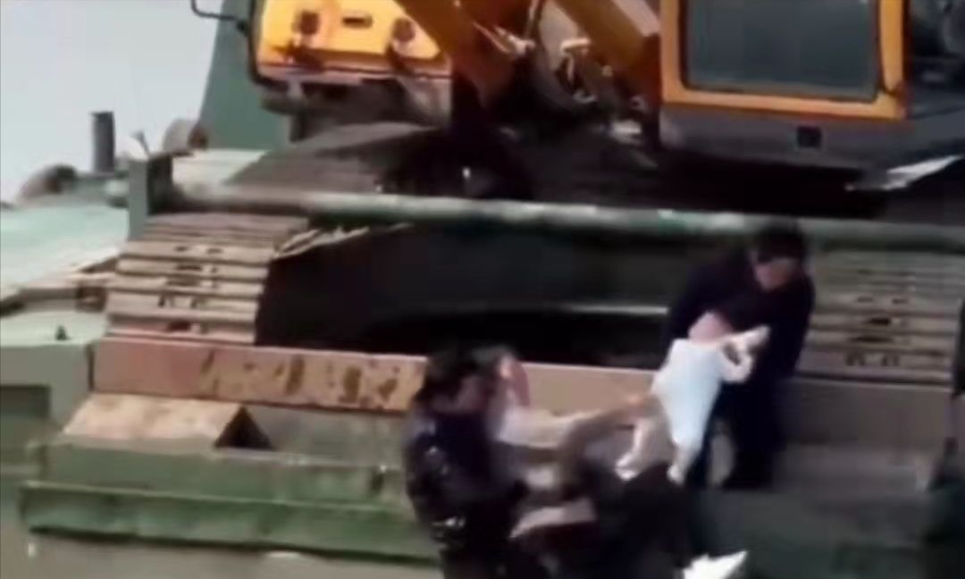 车辆冲入太湖即将沉没，挖掘机司机用铲斗托住，敲窗救出一家3口(图4)