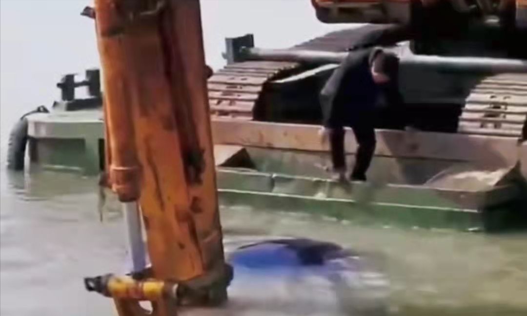 车辆冲入太湖即将沉没，挖掘机司机用铲斗托住，敲窗救出一家3口(图3)