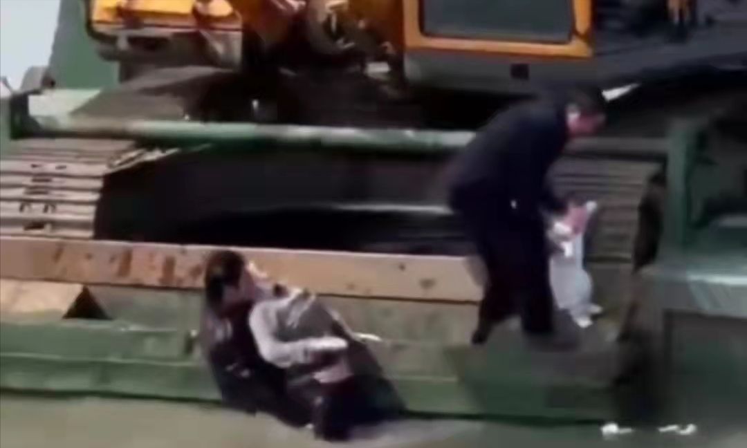 车辆冲入太湖即将沉没，挖掘机司机用铲斗托住，敲窗救出一家3口(图6)