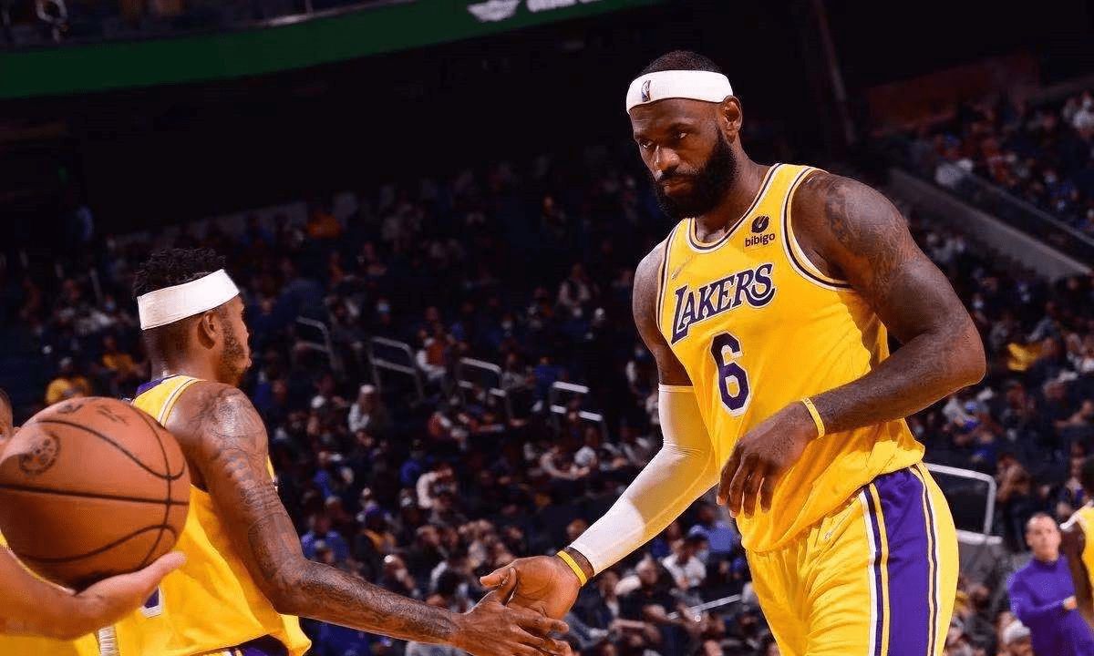 七人合同到期,湖人今夏清洗阵容,新主帅重新建队,三人要离队了(图1)