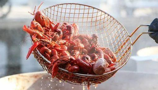 洗小龙虾，别只用刷子刷，学会这一招，脏东西自动跑光，太方便了(图2)