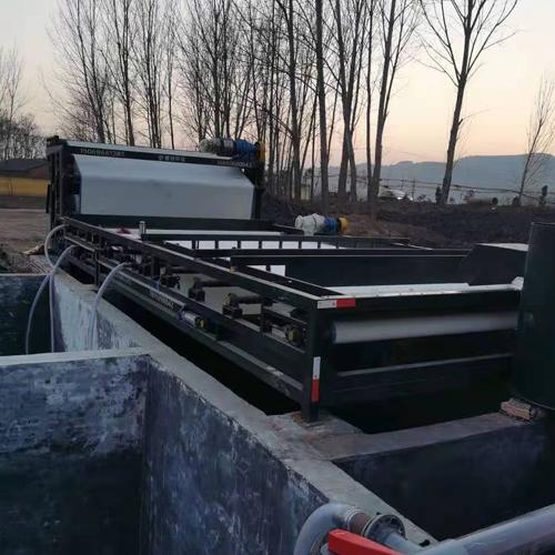 洗沙场专用污泥脱水机在市场上使用较广(图1)