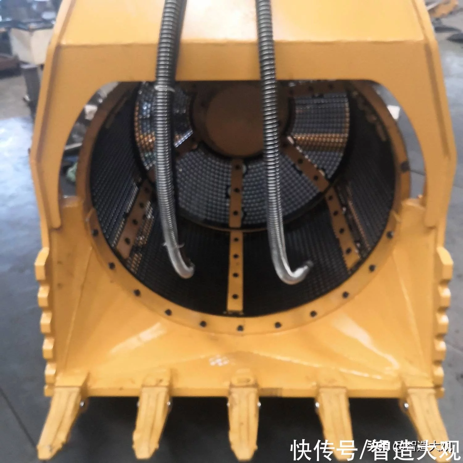 180-260挖掘机滚筒筛,筛沙筛石斗,实拍简介(图1) 180-260挖掘机滚筒筛,筛沙筛石斗,实拍简介(图1)