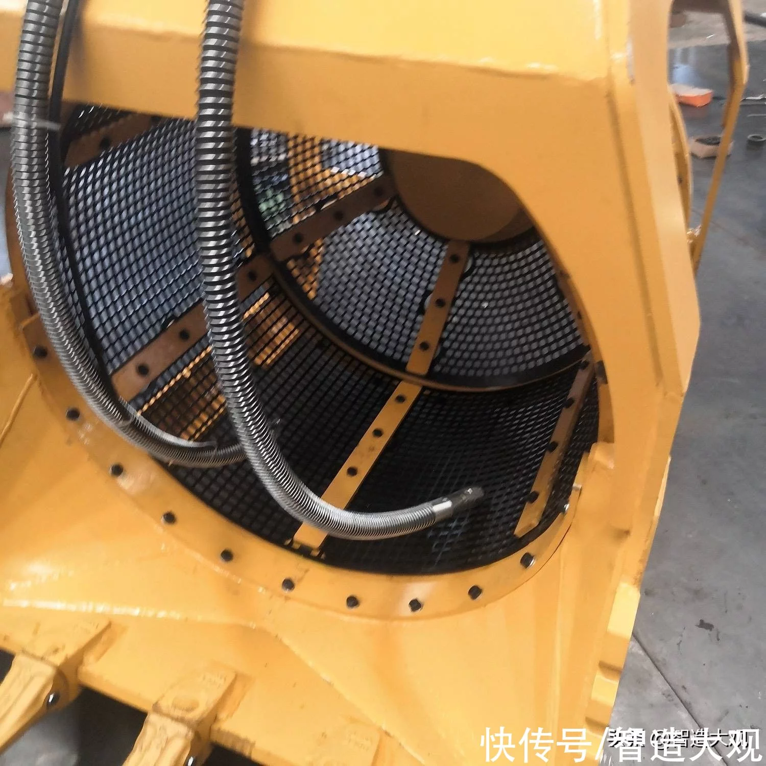 180-260挖掘机滚筒筛,筛沙筛石斗,实拍简介(图2) 180-260挖掘机滚筒筛,筛沙筛石斗,实拍简介(图2)