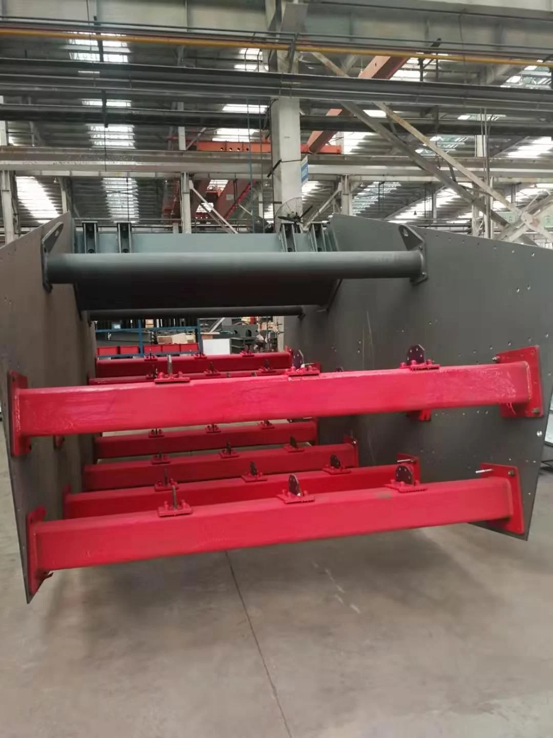 2LBS系列箱式激振器大型直线振动筛(图4) 2LBS系列箱式激振器大型直线振动筛(图4)