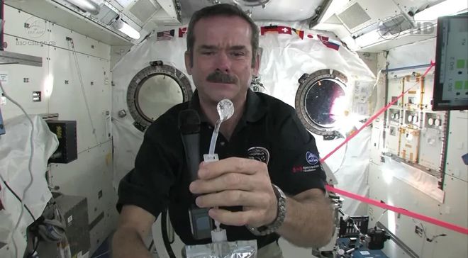 女航天员在我国空间站6个月如何洗澡，会发生“逆行性月经”吗？(图5)