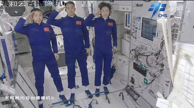 女航天员在我国空间站6个月如何洗澡，会发生“逆行性月经”吗？(图2)