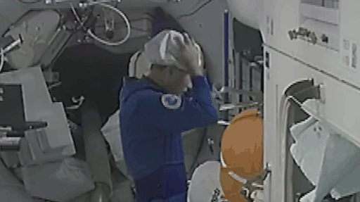 女航天员在我国空间站6个月如何洗澡，会发生“逆行性月经”吗？(图8)