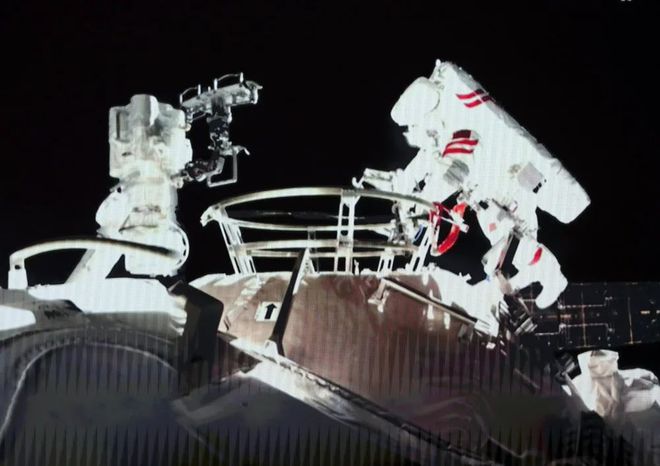 女航天员在我国空间站6个月如何洗澡，会发生“逆行性月经”吗？(图13)