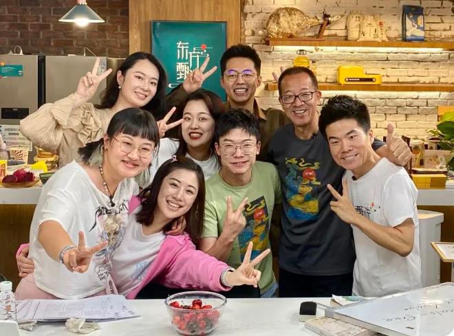 俞敏洪称不会拿学生学费员工工资冒险!自己是个农民守着现金才觉得保险,网友:良心机构(图1) 俞敏洪称不会拿学生学费员工工资冒险!自己是个农民守着现金才觉得保险,网友:良心机构(图1)