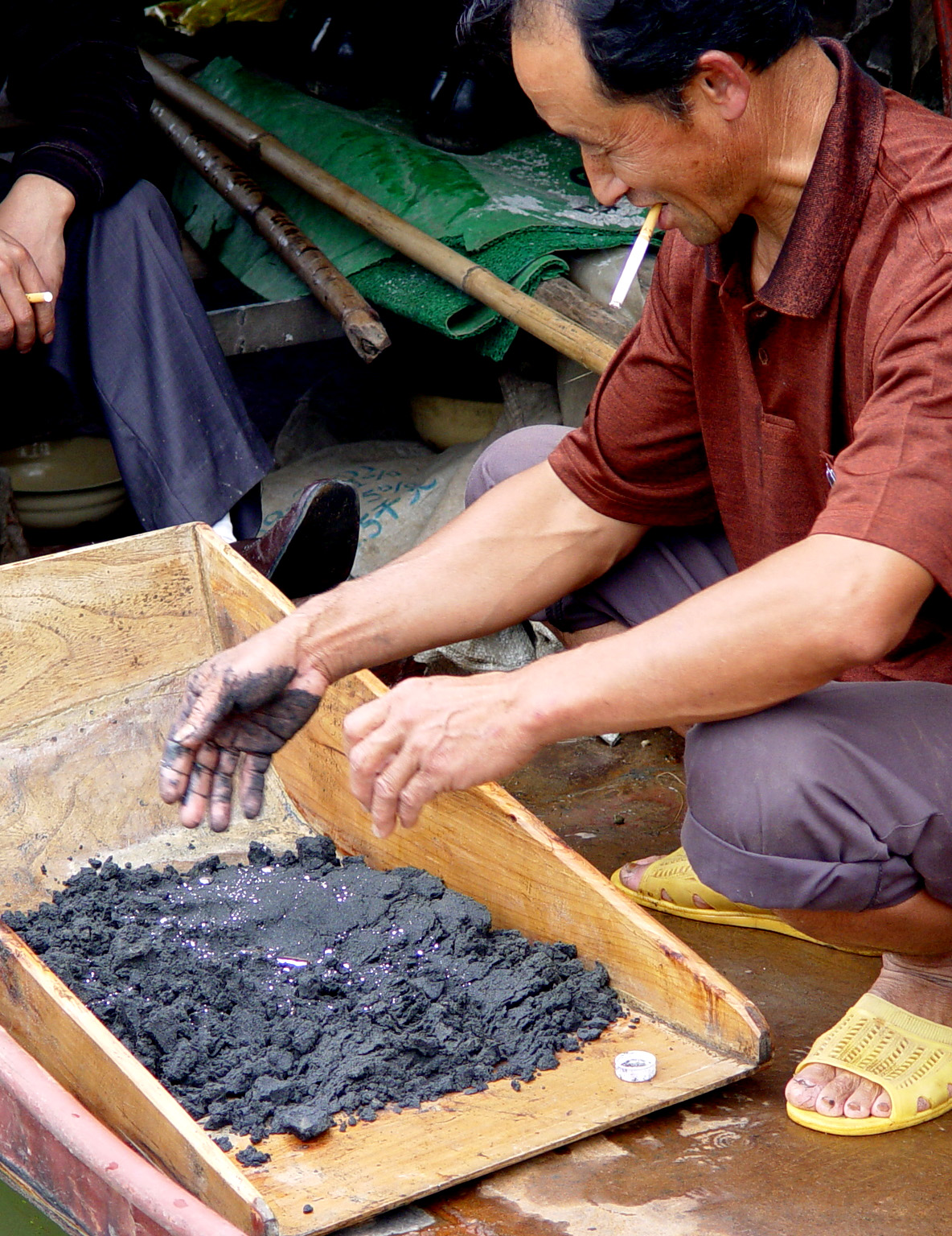 嘉陵江畔沙金多，如何采集发点小财呢？(图1)