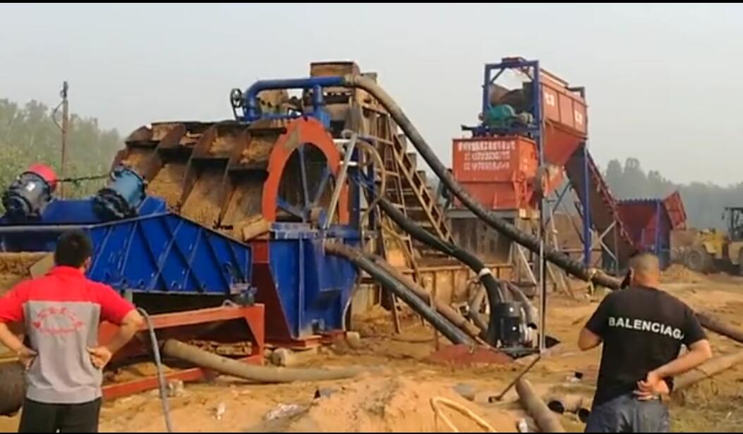 赣东矿机简单的山上小洗砂机视频水洗山沙机械设备的工作视频(图2)