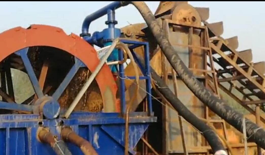 赣东矿机简单的山上小洗砂机视频水洗山沙机械设备的工作视频(图6)