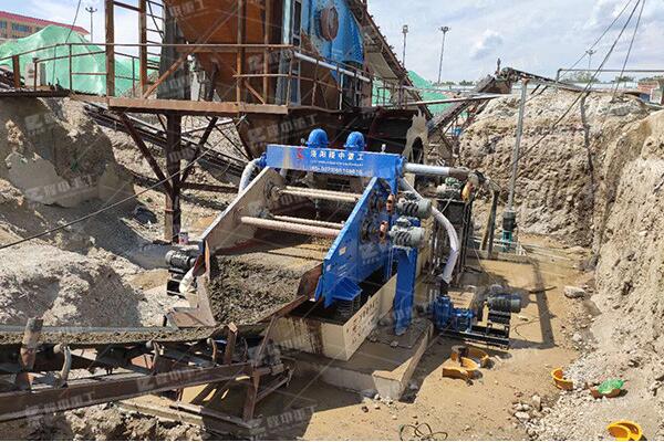 洗沙回收成本高吗？制砂尾矿高频直线振动脱水筛多少钱一套(图1)