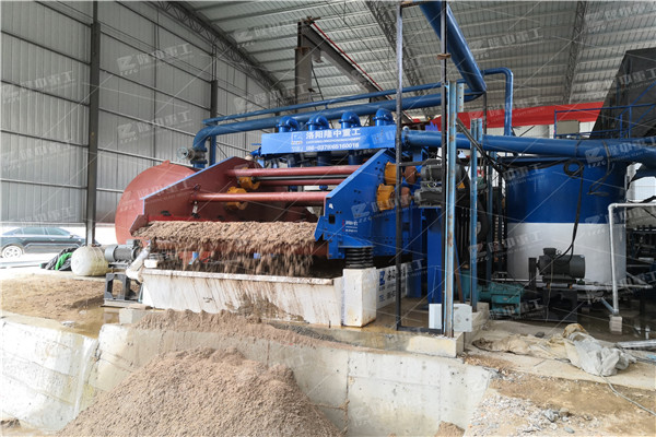 砂子从湿料变成干料，砂石脱水筛是怎么做到的(图1)