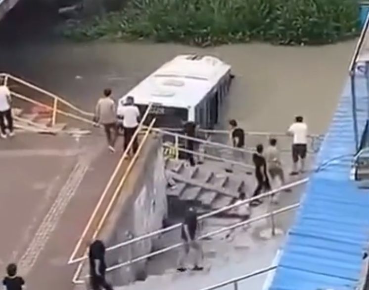 上海坠河公交司机初步诊断突发心梗,事故发生前让乘客下车(图2) 上海坠河公交司机初步诊断突发心梗,事故发生前让乘客下车(图2)