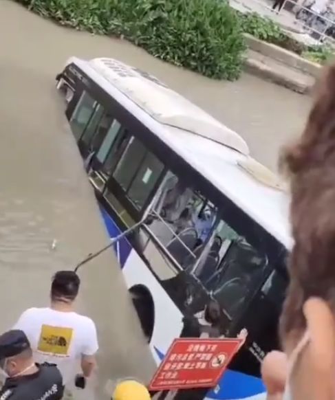 上海坠河公交司机初步诊断突发心梗,事故发生前让乘客下车(图1) 上海坠河公交司机初步诊断突发心梗,事故发生前让乘客下车(图1)